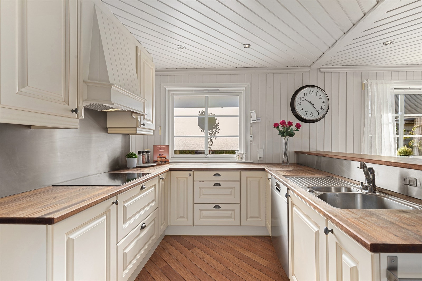 Her er det god med både skap- og benkeplass Galleribilde