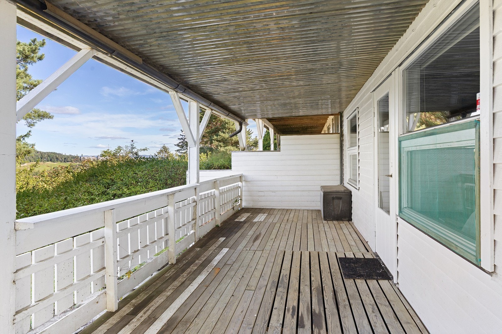 Markterrasse utenfor begge soverommene i underetasjen og inngang til en stor bod Galleribilde