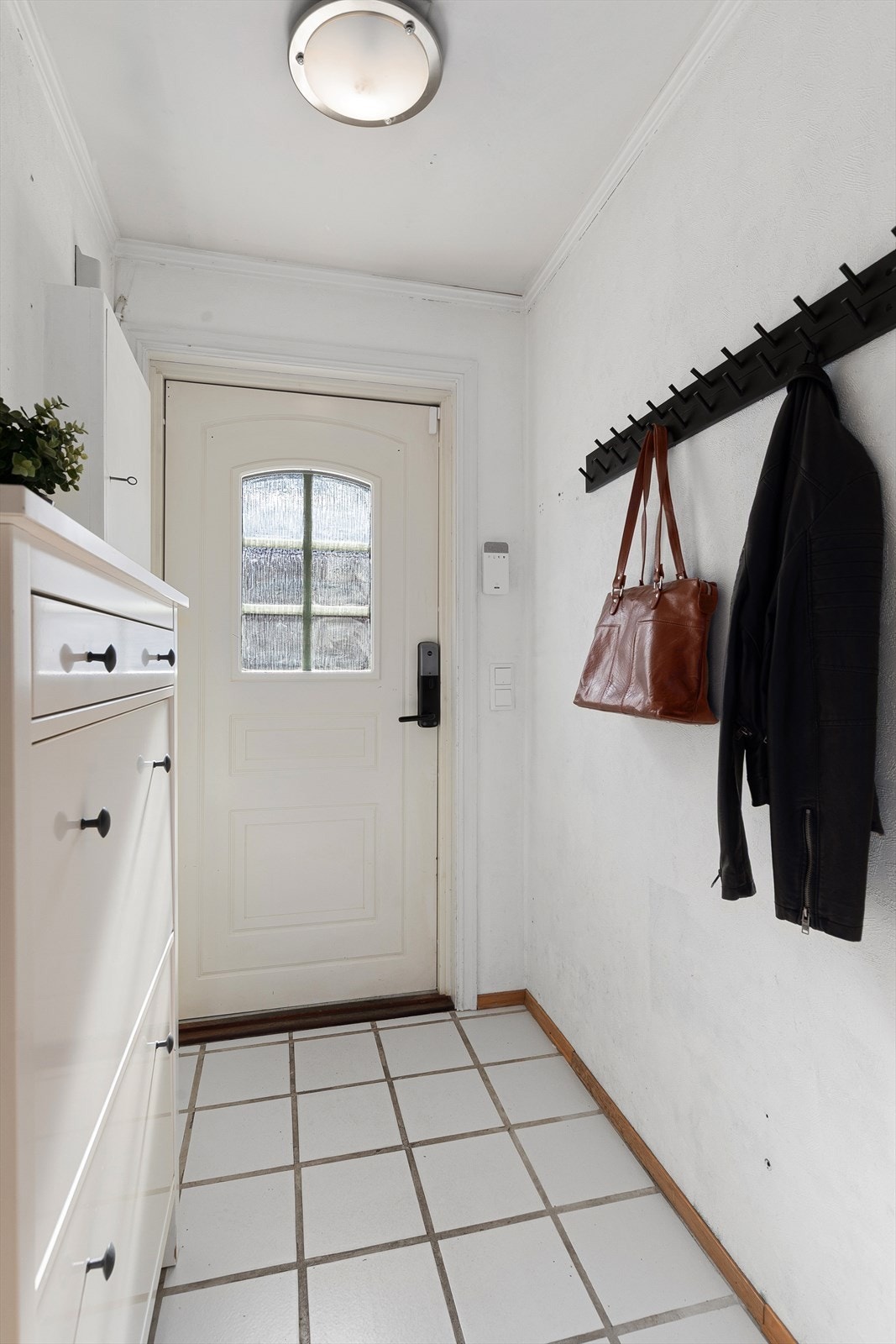 Entréen gir rom for å henge fra seg ytterklær og sko Galleribilde