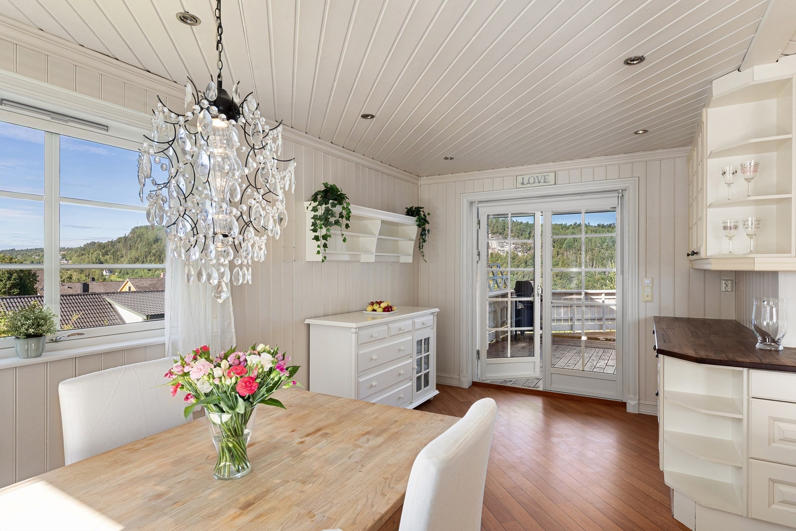 Fra spisestue/kjøkken er det utgang til en solrik terrasse Galleribilde