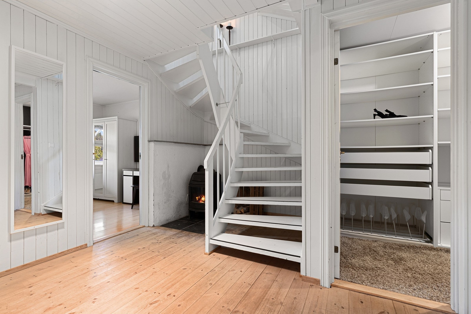 Trappegang i underetasjen med peisovn til kaldere dager Galleribilde