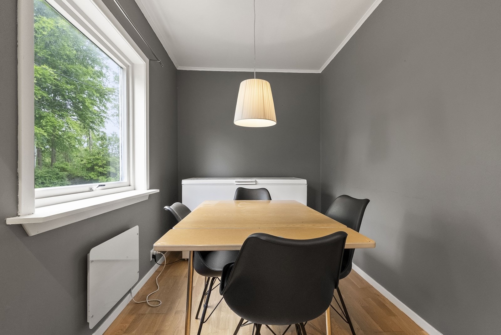 - Kjøkken med god plass til spisegruppe med plass til hele familien rundt. Også kjøkkenet har store vindusflater - Galleribilde