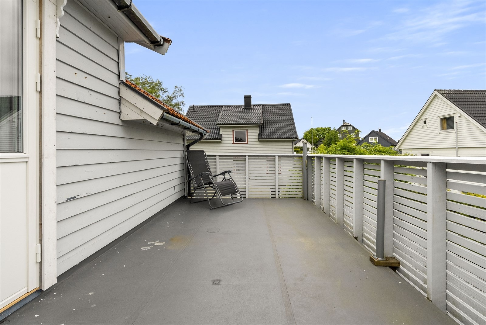 - Sørvendt terrasse på 14m2 med utgang fra soverom 3 - Galleribilde