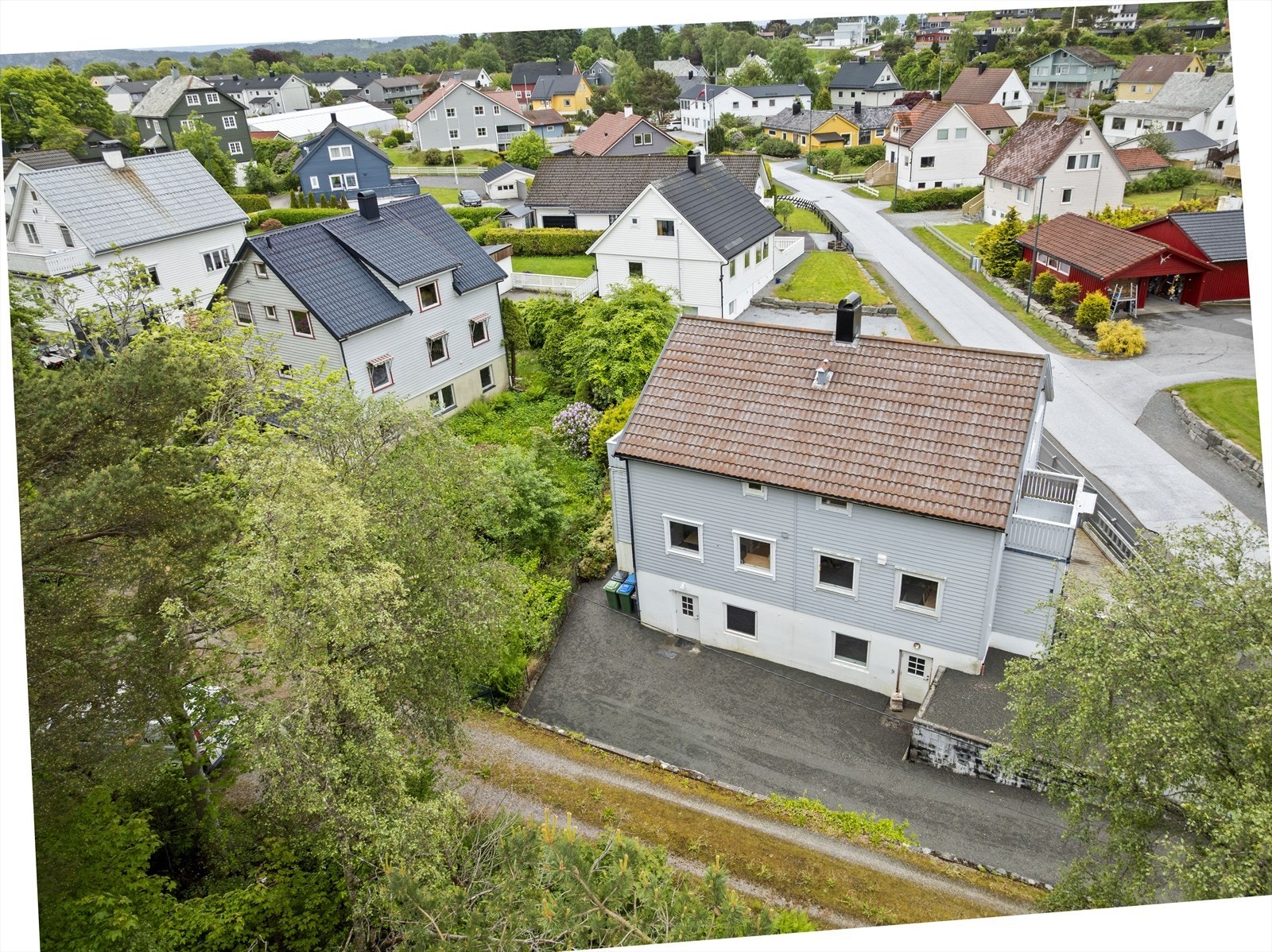 - Enkel adkomst til boligen fra Professor Gjelsvikveg, med gruset innkjørsel og gode parkeringsmuligheter - Galleribilde