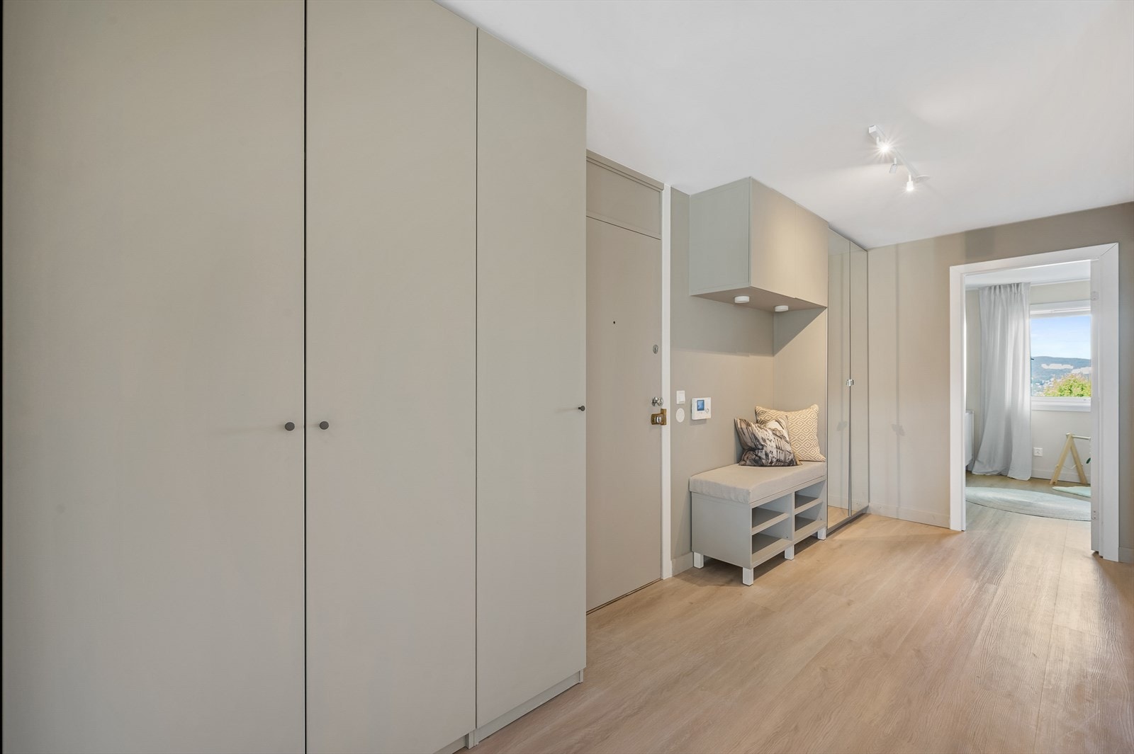 Romslig og innbydende entré Galleribilde