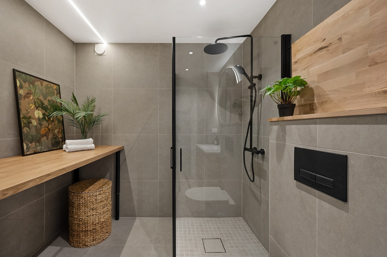 Badet er av god størrelse med opplegg og plass til vaskemaskin og tørketrommel under benkeplaten Galleribilde