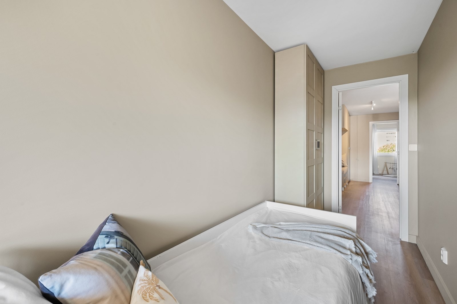 Fint soverom med plass til seng, garderobe og skrivepult ved vinduet Galleribilde