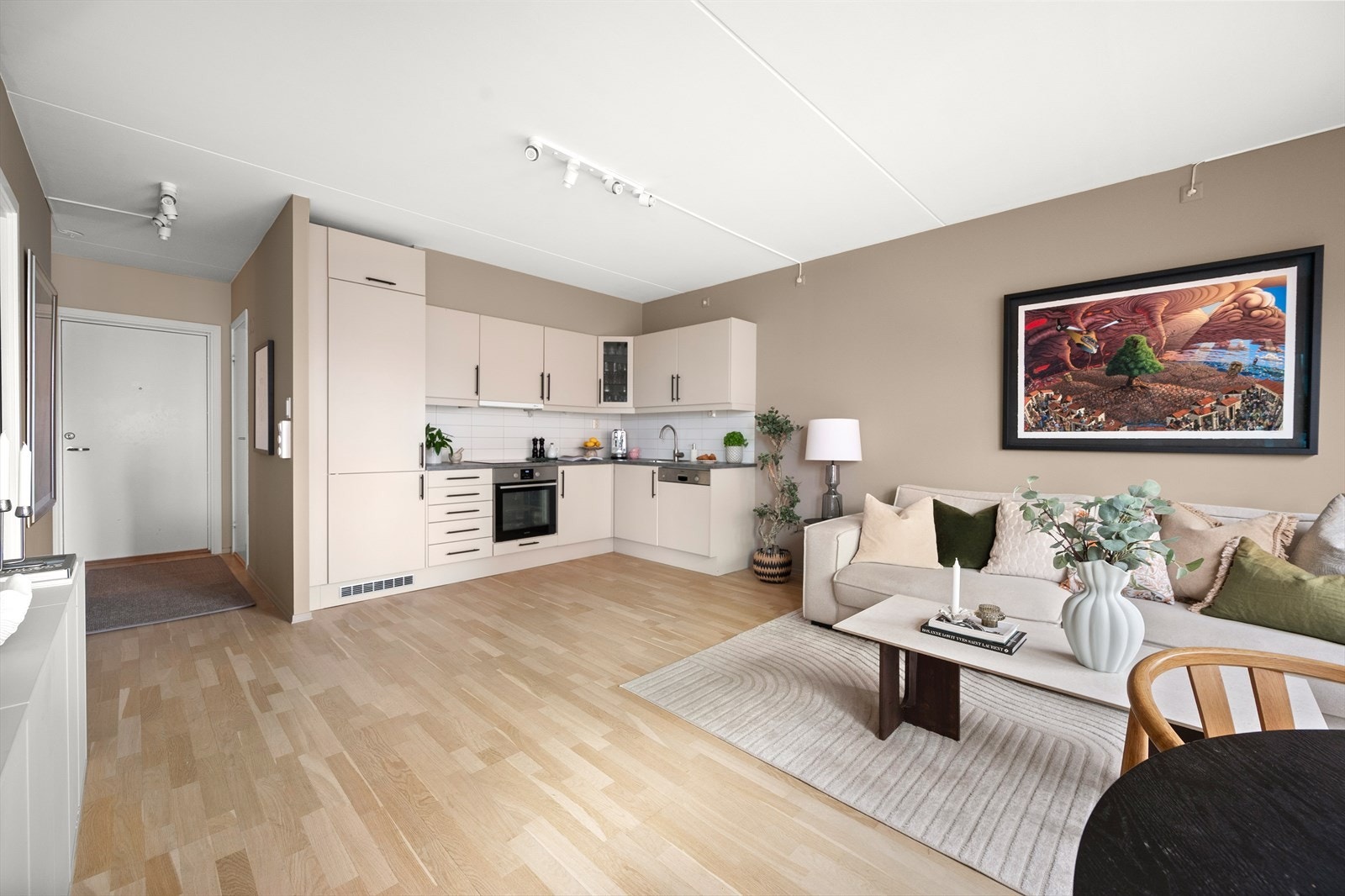 Kjøkkenet ligger i åpen løsning mot stuen, og skaper en naturlig og sosial forbindelse mellom oppholdsrommene. Galleribilde