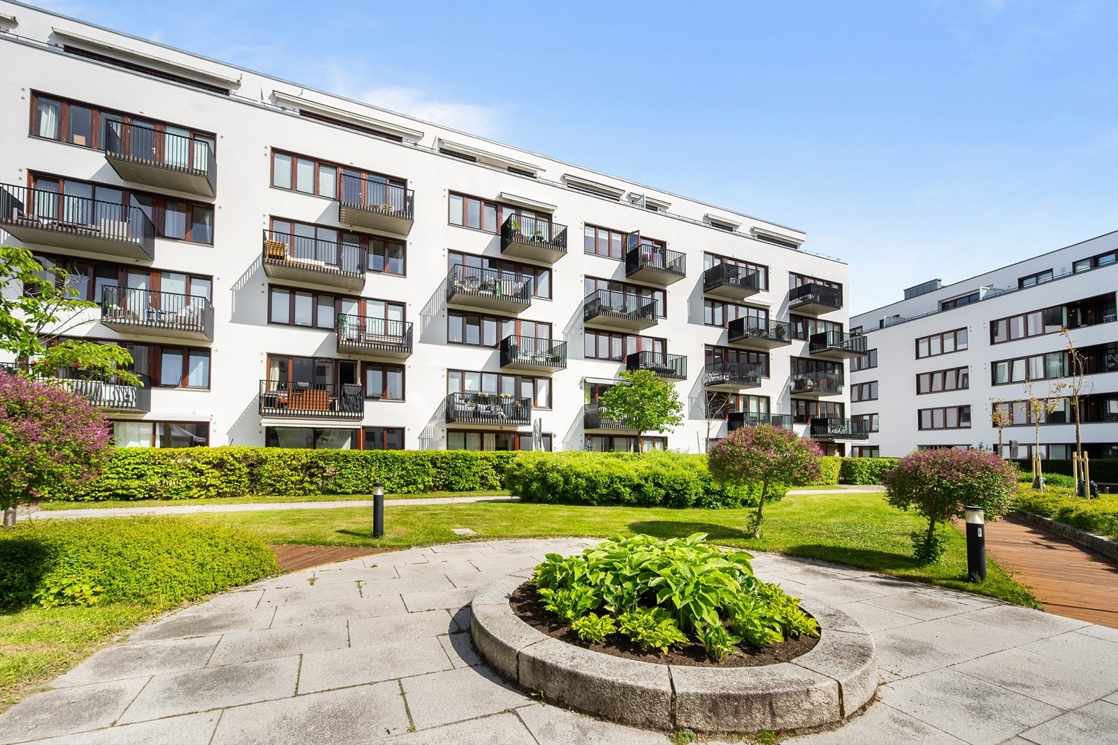 Sameiets hage er en flott oase, og det er innarbeidet rutiner for vedlikehold, gjort nødvendige utskiftinger av beplantning i regi av styret for å opprettholde denne flotte felles bakgården. Galleribilde