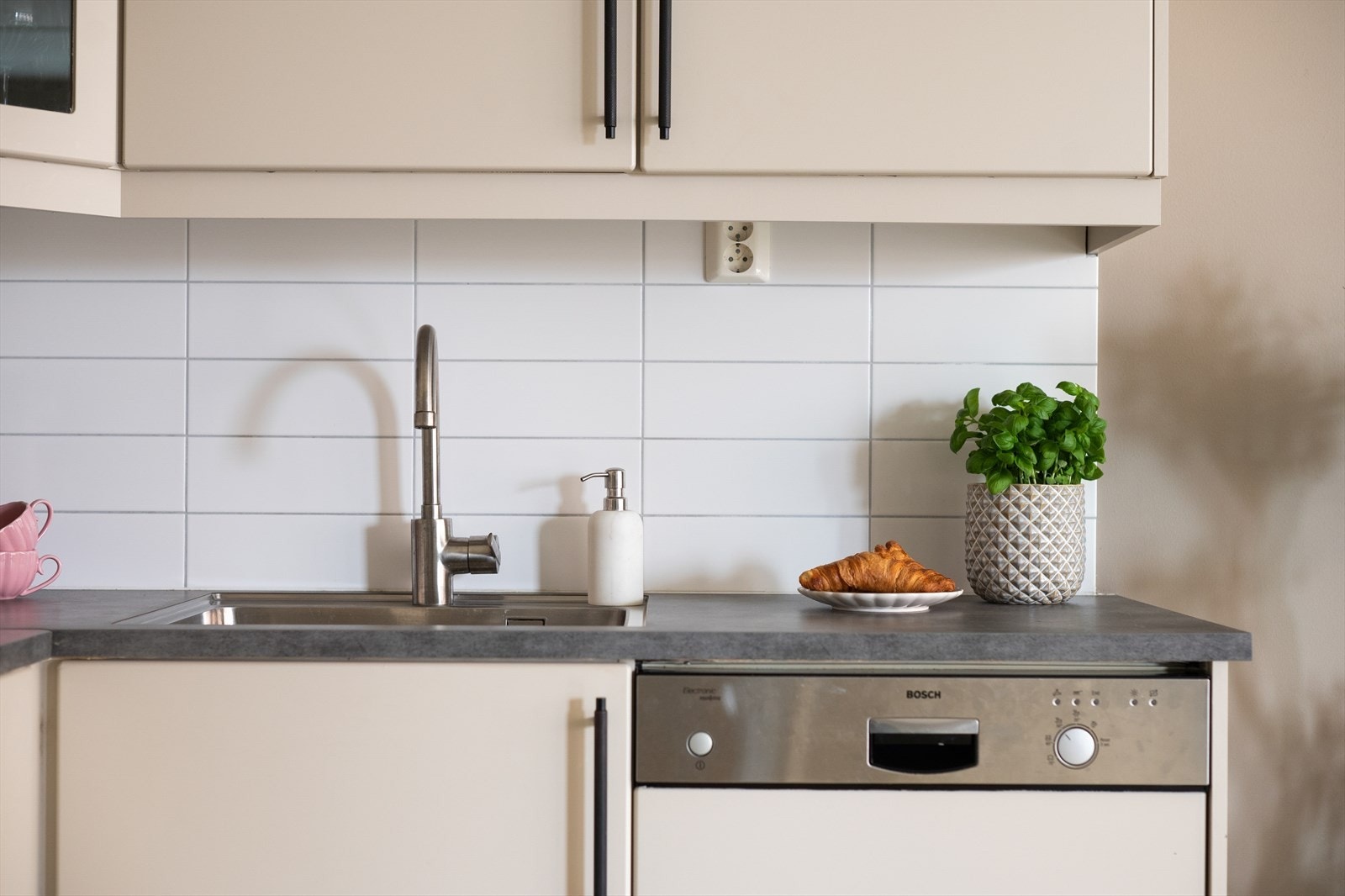 Her finner man alle nødvendige hvitevarer, inkludert integrert platetopp, stekeovn, oppvaskmaskin og kjøl-/fryseskap, samt avtrekk over kokeplassen. Galleribilde