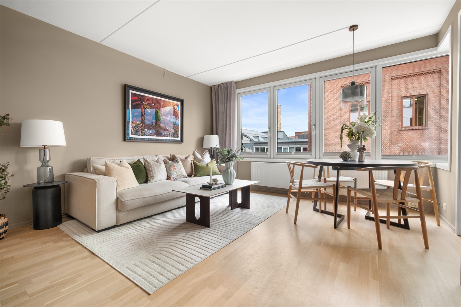 Stuen fremstår som lys og delikat, med en innbydende atmosfære og gode lysforhold. Galleribilde