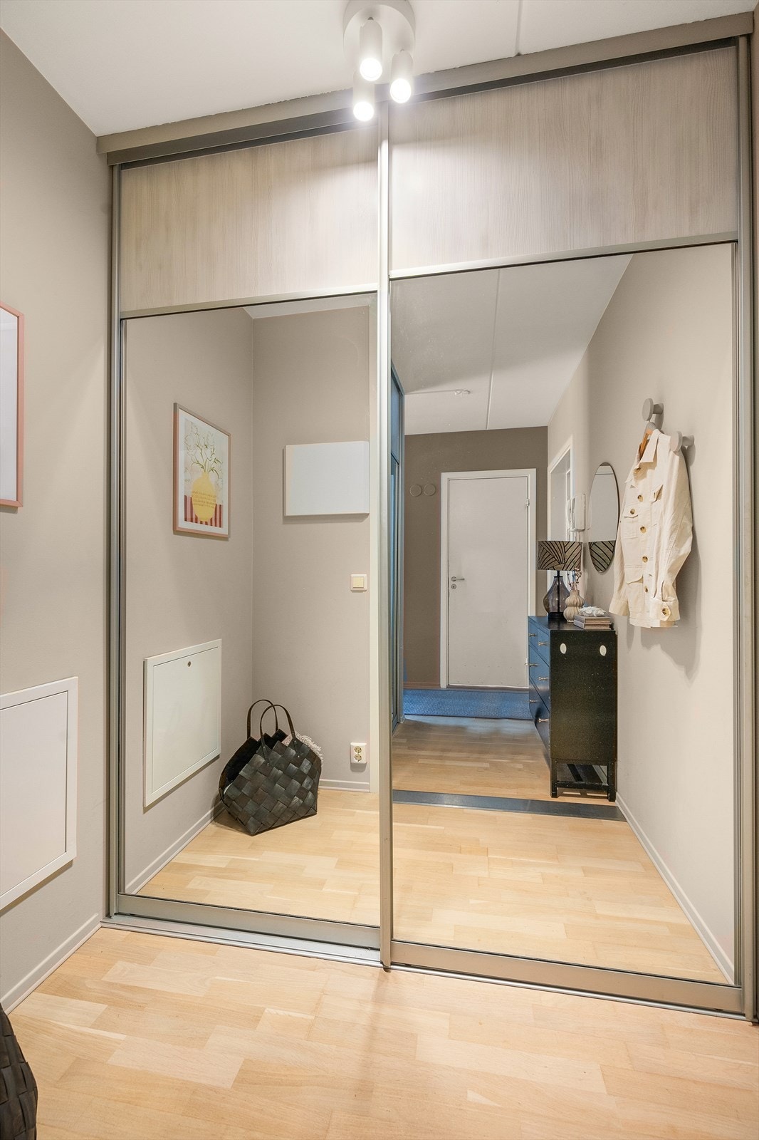 Speil på skyvedørene gjør entréen lys og romslig. Det er Philips Hue smartsystem i hele leiligheten (utenom bad), dog ikke dette. Galleribilde