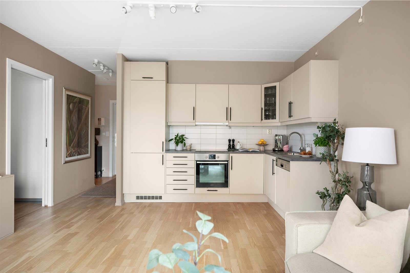 Dette er et funksjonelt og stilfullt kjøkken hvor matlaging blir en hyggelig del av hverdagen. Galleribilde