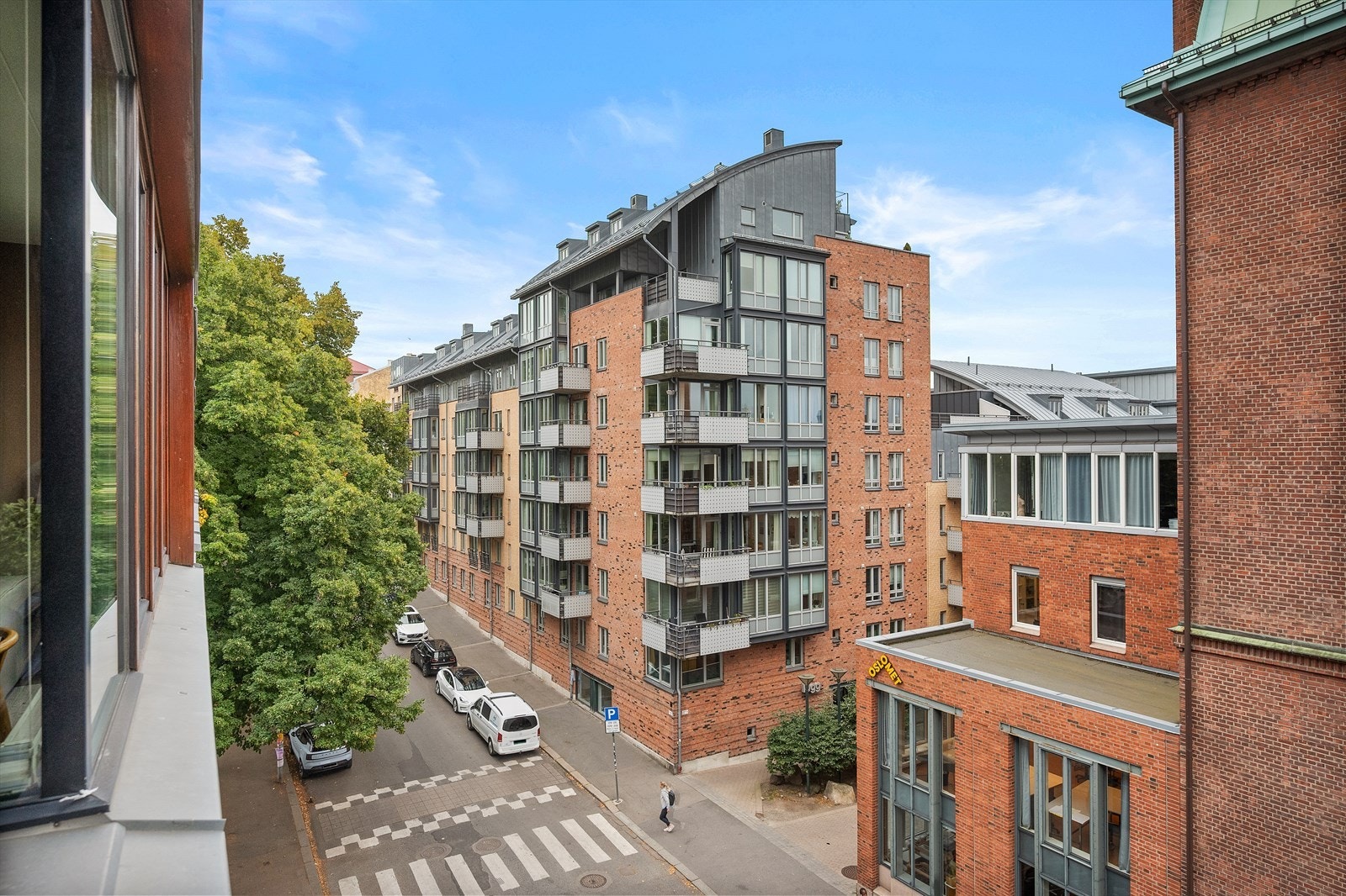 Her bor du med umiddelbar nærhet til dagligvare, kollektivtransport og alt av servicetilbud, rett utenfor døren - enklere blir det ikke! Galleribilde