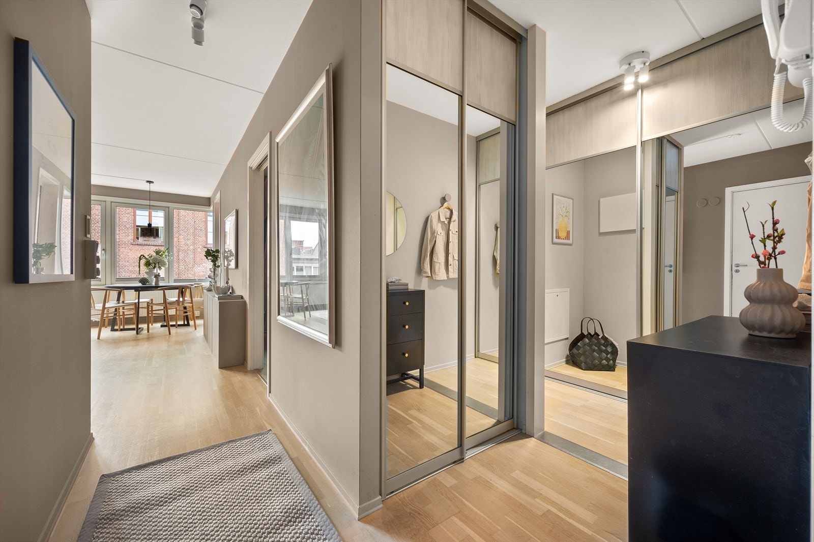 Førsteinntrykket er meget innbydende, og man blir ønsket velkommen av en lys og romslig entré. Entréen setter en behagelig tone for resten av boligen og gir et praktisk, men samtidig stilfullt første møte. Galleribilde