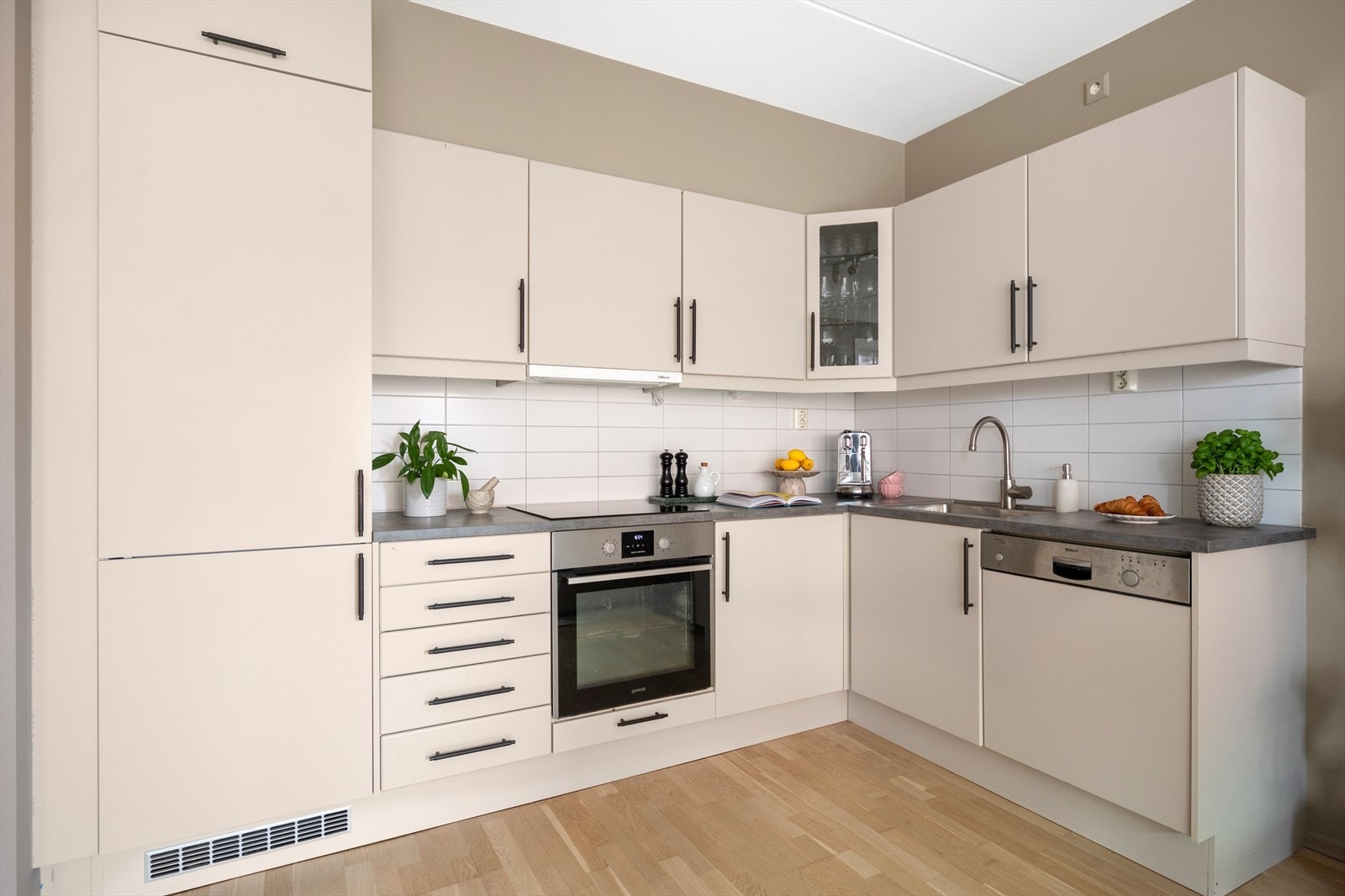 Det harmonerer godt med boligens øvrige møblement og gir rommet et delikat preg. Galleribilde