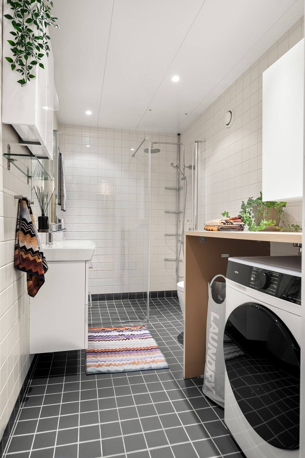 Leiligheten har et pent, flislagt baderom med elektrisk gulvvarme. Galleribilde