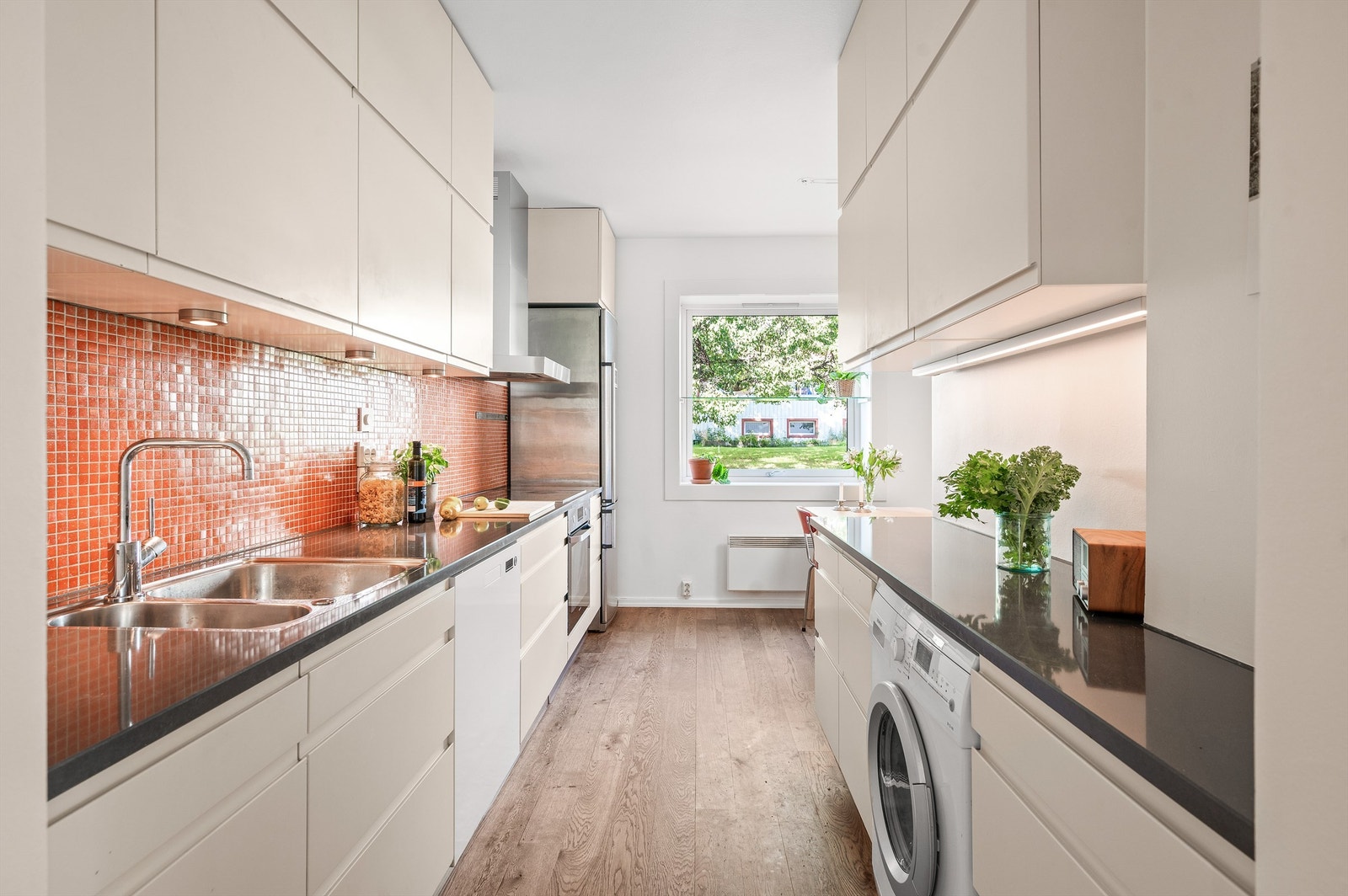 Separat HTH-kjøkken fra 2006 med god plass til matlaging og oppbevaring. Hvitevarer og separat kjøleskap medfølger ved overtagelse Galleribilde