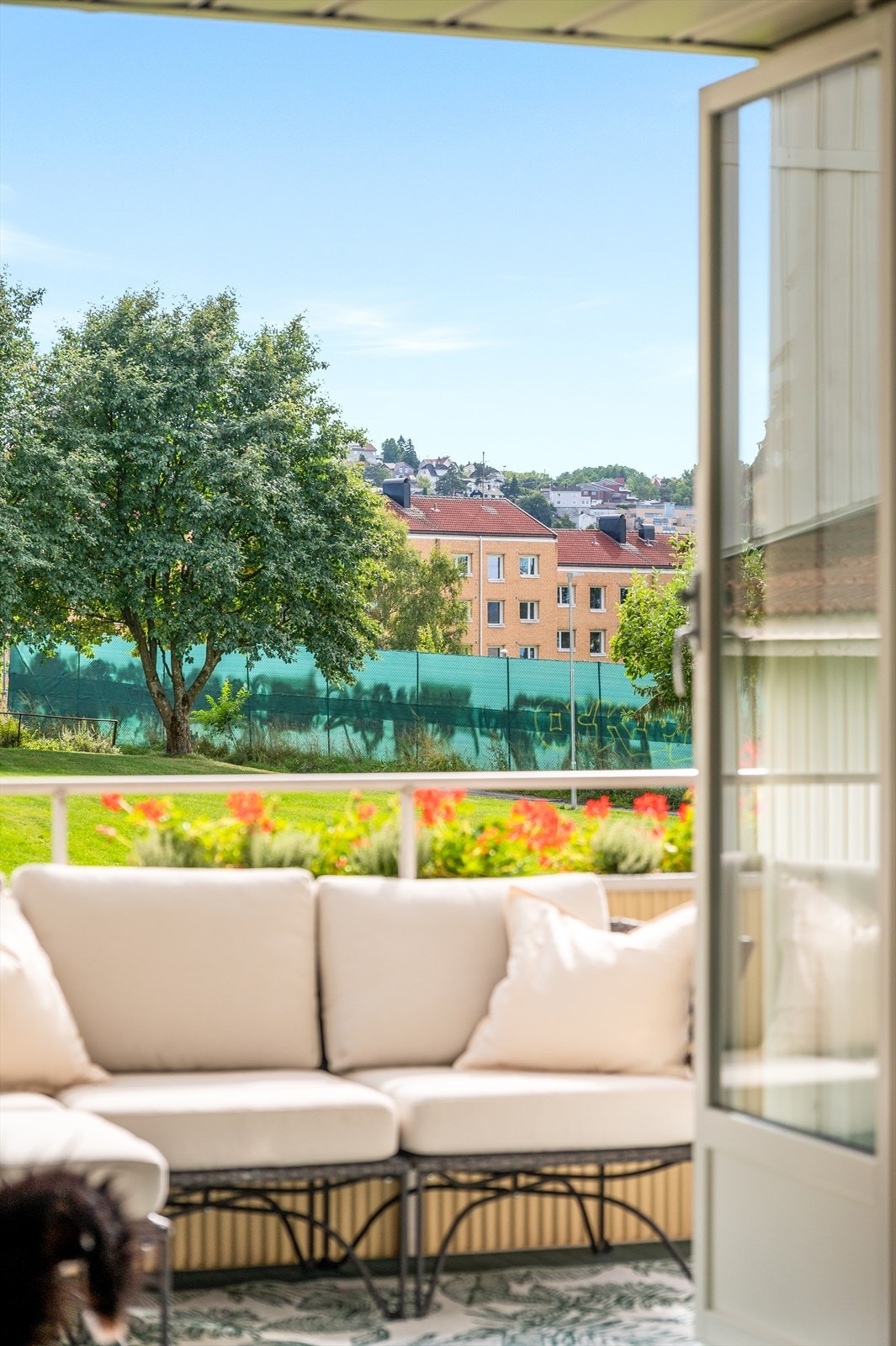 Adkomst til koselig balkong med utsikt til hyggelige grøntarealer Galleribilde