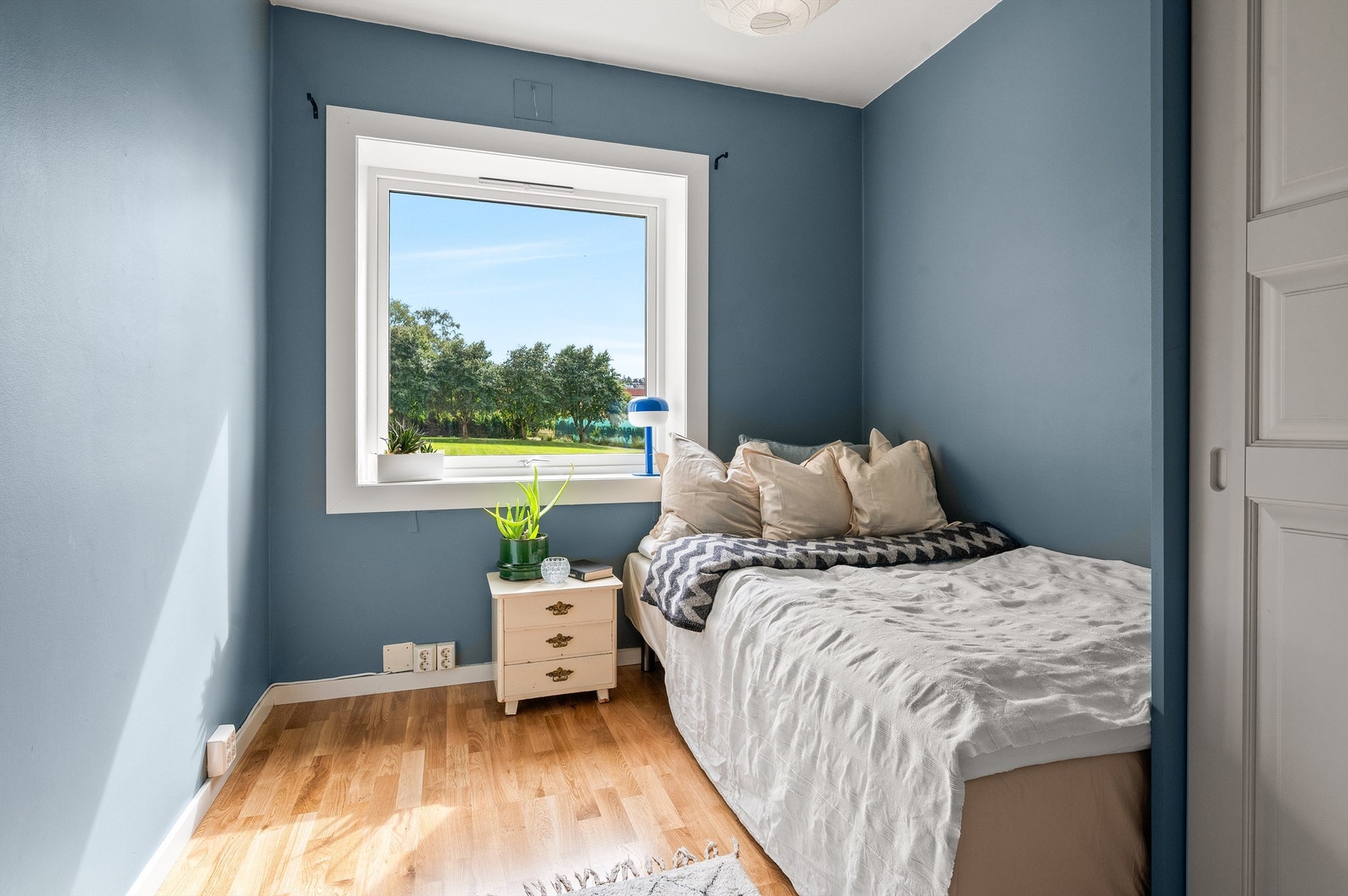 Soverom to av tre er også romslig med plass til seng, garderobe og eventuelle kontormøbler Galleribilde