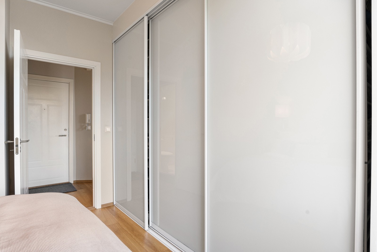 På soverommet finner du en skyvedørsgarderobe med smarte løsninger Galleribilde