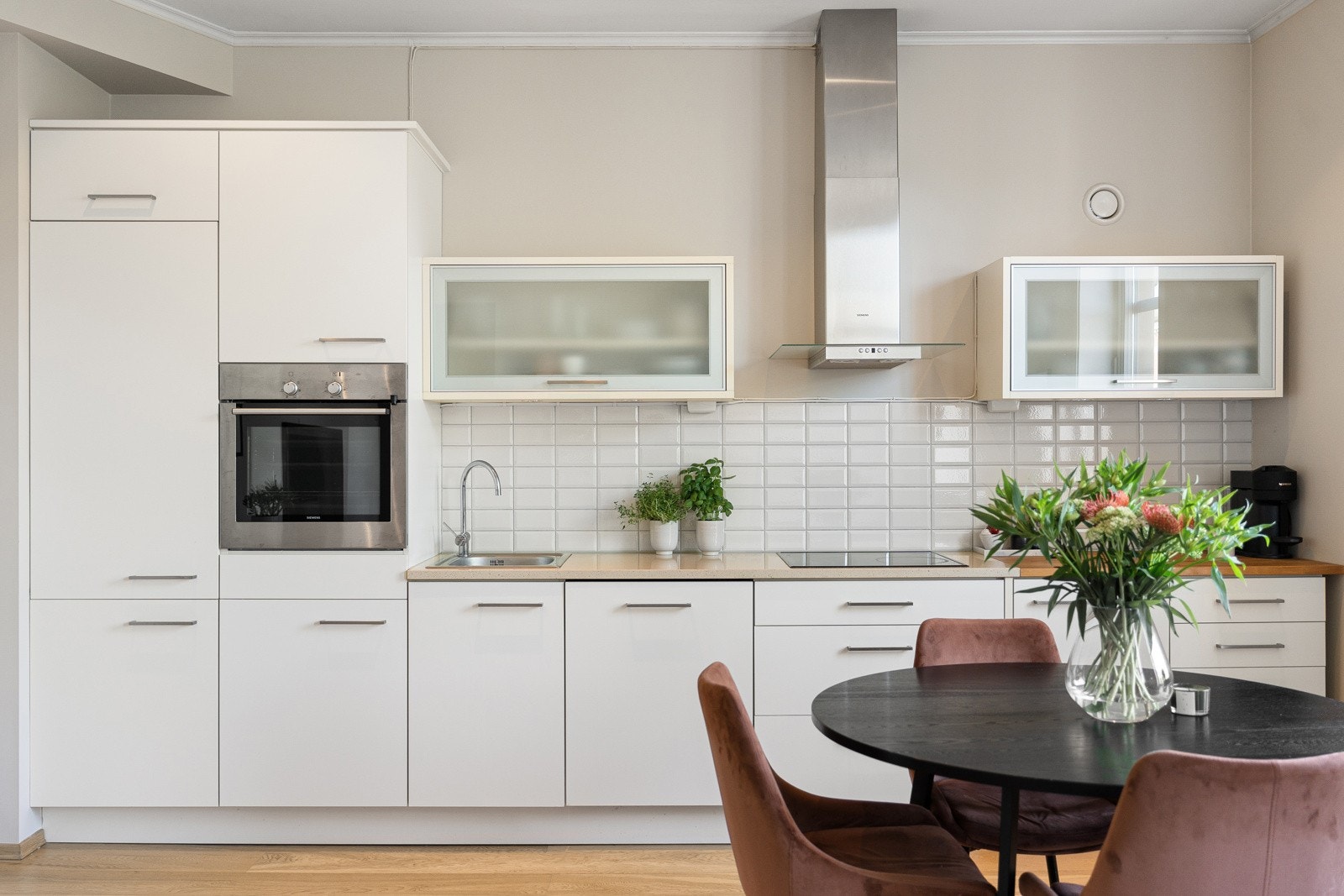 Rikelig med benke- og skapplass Galleribilde