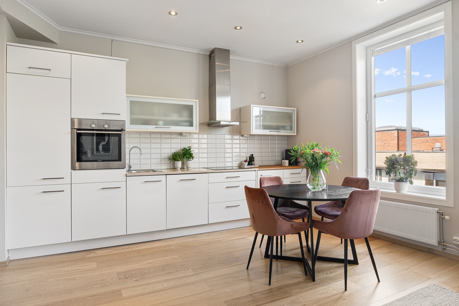 Stilrent lyst kjøkken med integrerte hvitevarer Galleribilde