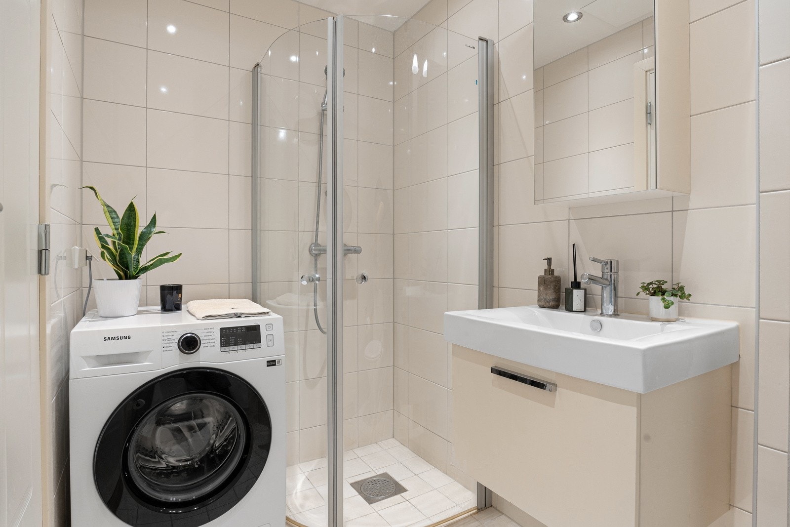 Delikat og flislagt baderom med dusjnisje Galleribilde