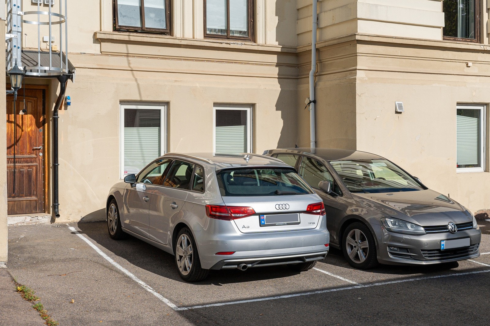 Leiligheten har tinglyst bruksrett på parkeringsplass i bakgården Galleribilde