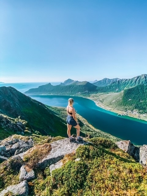 Kort vei til mange spennende fjellturer. Her fra Veimannsfjellet med utsikt ut fjorden, Mollnesbergan hyttefelt og Strytind i bakgrunn. Galleribilde