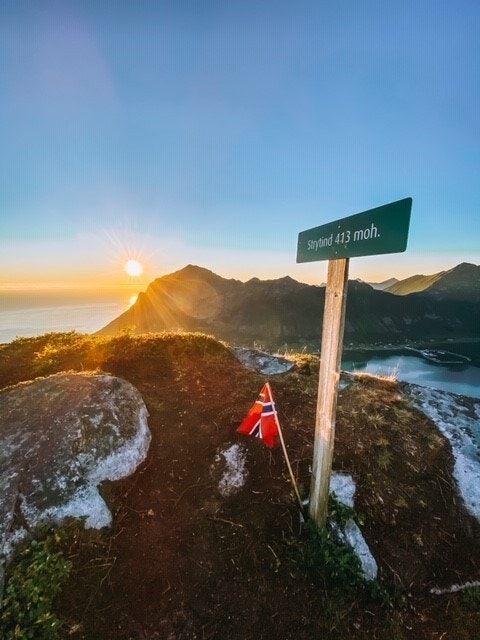 Med gangavstand fra Mollnesbergan hyttefelt kan man oppleve midnattssola på Strytind. Galleribilde