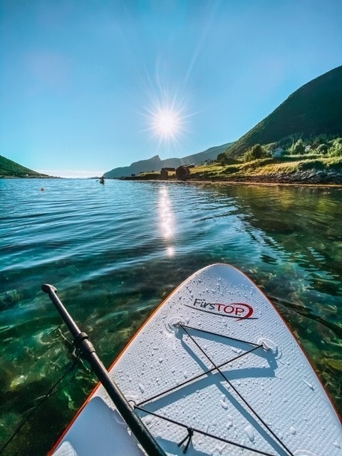 Her på padlebrett på en solskinnsdag på Senja i Veimannsfjorden. Galleribilde