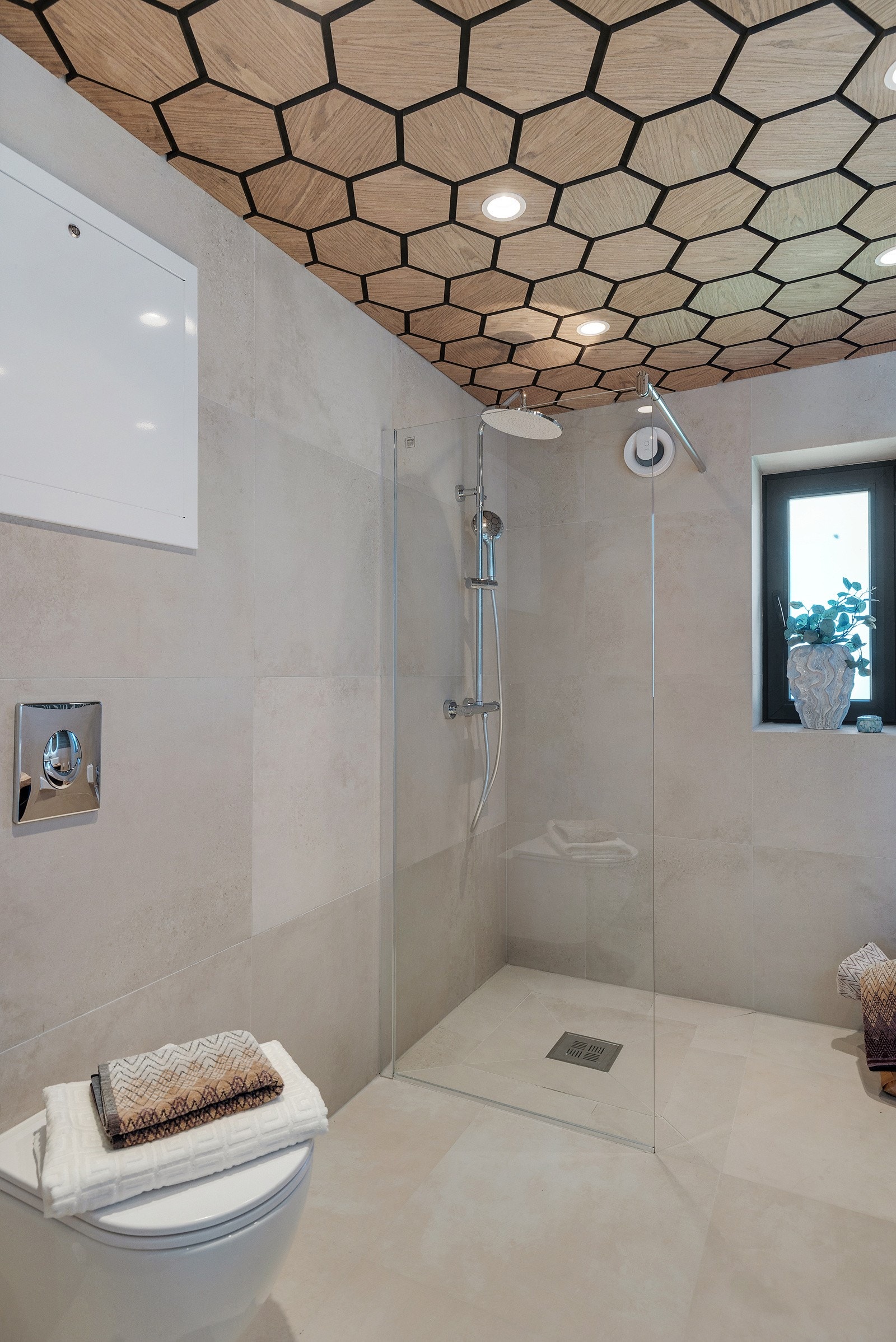 Dusjhjørnet er avgrenset med en stilren glassvegg og er utstyrt med moderne dusjutstyr samt sluk i sonen. Galleribilde