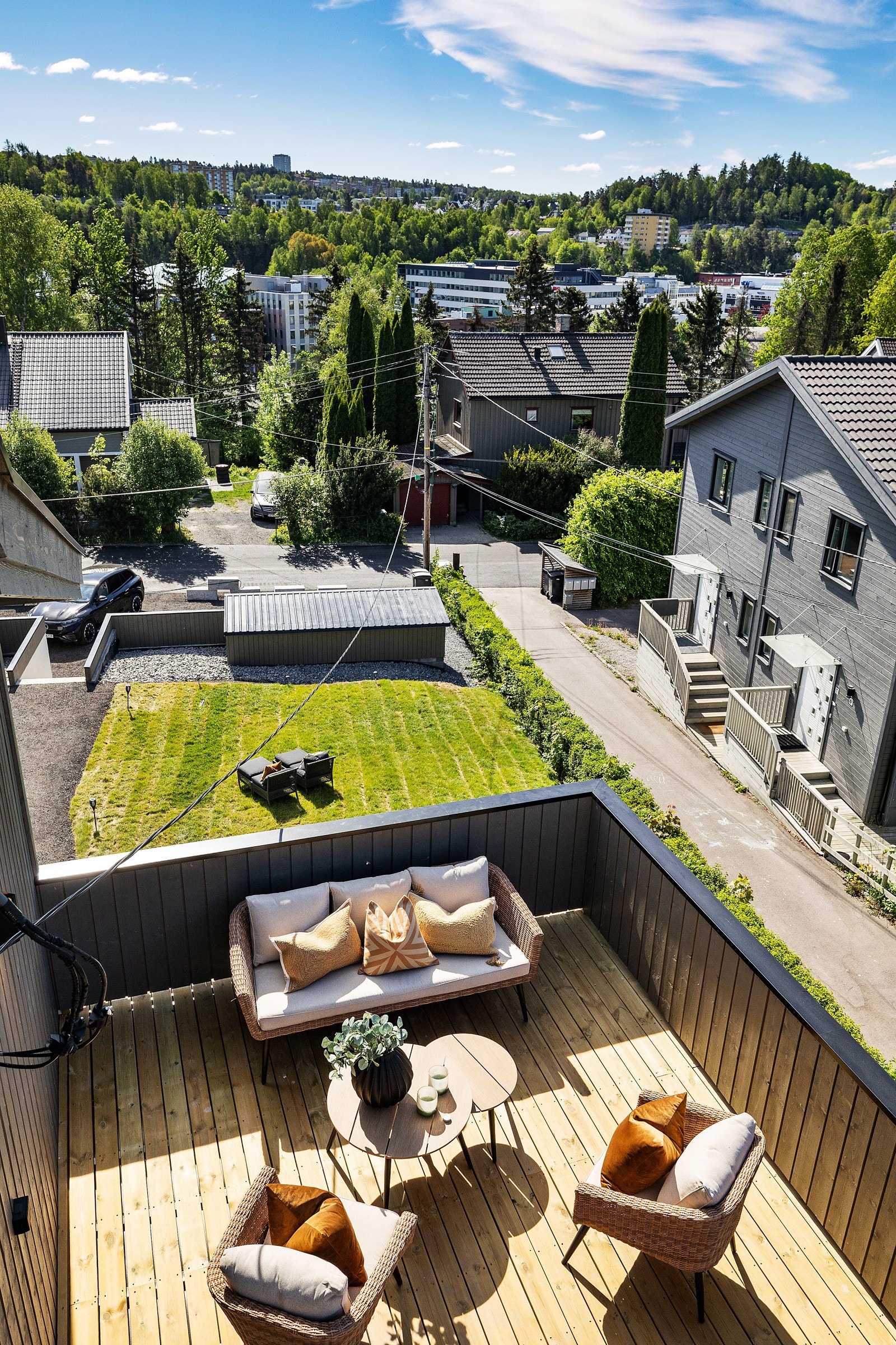 Balkongen byr på flotte solforhold og hyggelig utsyn Galleribilde