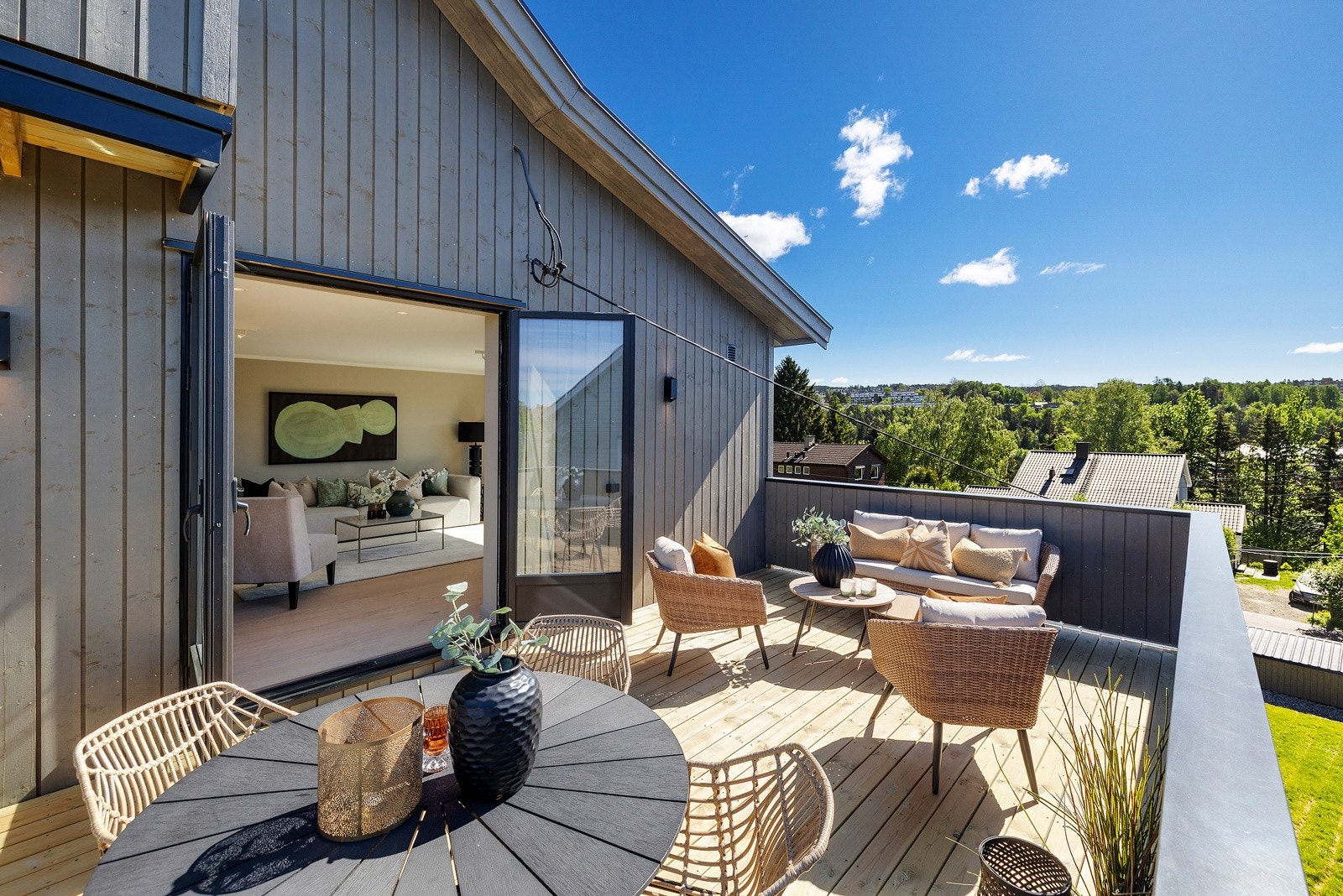 Størrelsen gir gode møbleringsmuligheter med plass til både sittegruppe og spisebord. Galleribilde