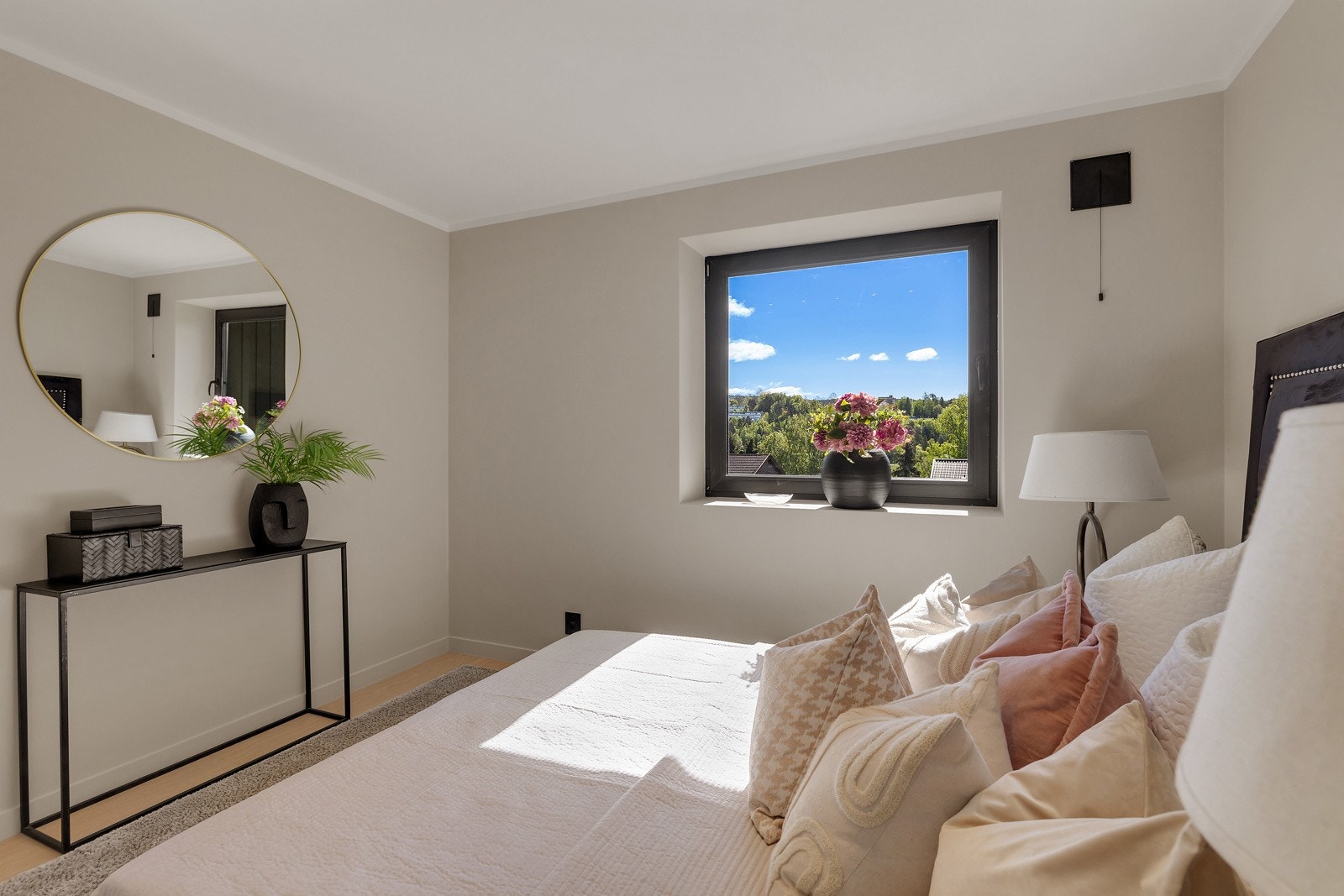 Begge rommene er godt utnyttet med innredningsmuligheter for seng, nattbord og oppbevaringsmøbler. Galleribilde