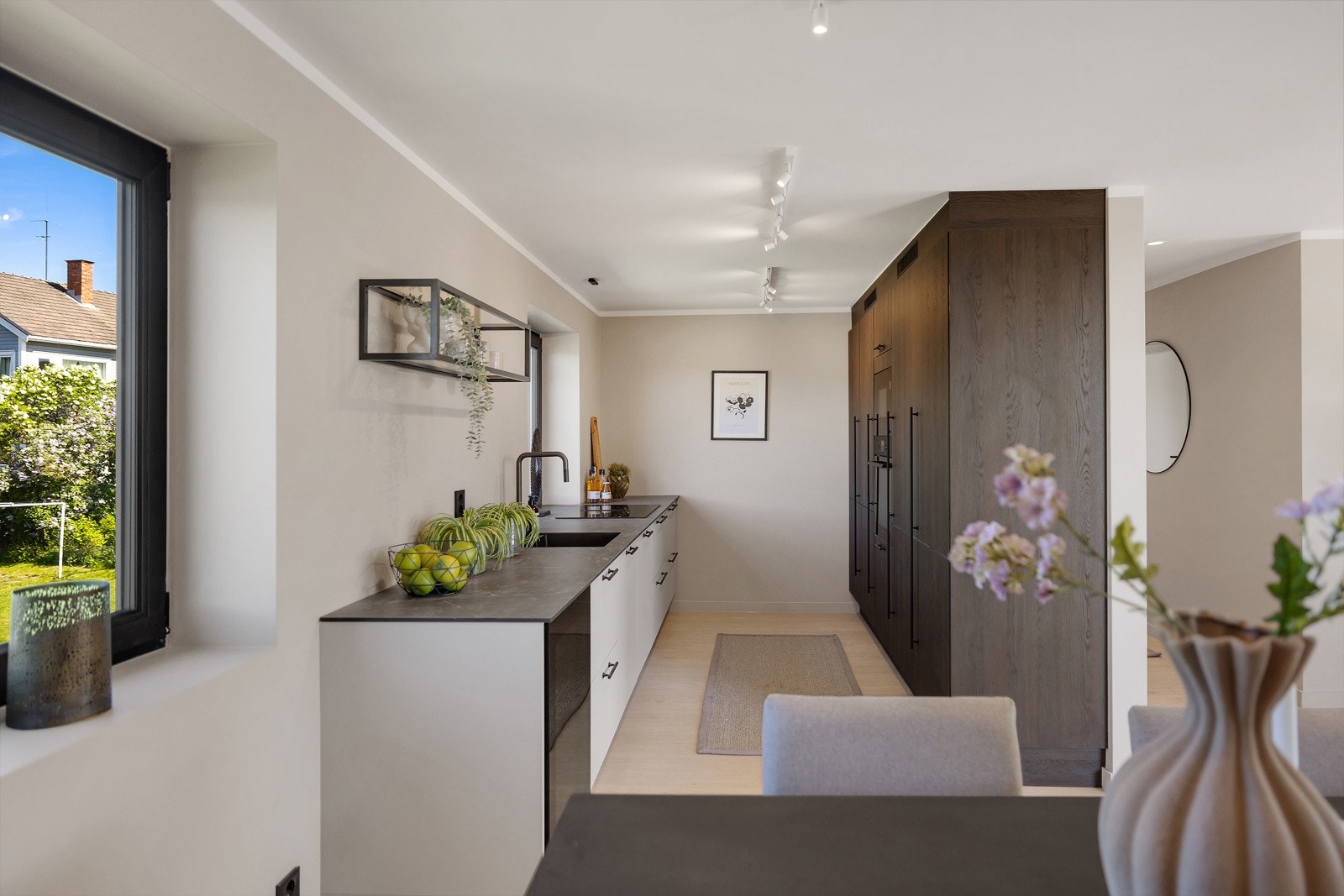 Boligen byr på et gjennomført kvalitetsnivå med elegante materialvalg og smarte løsninger. Galleribilde