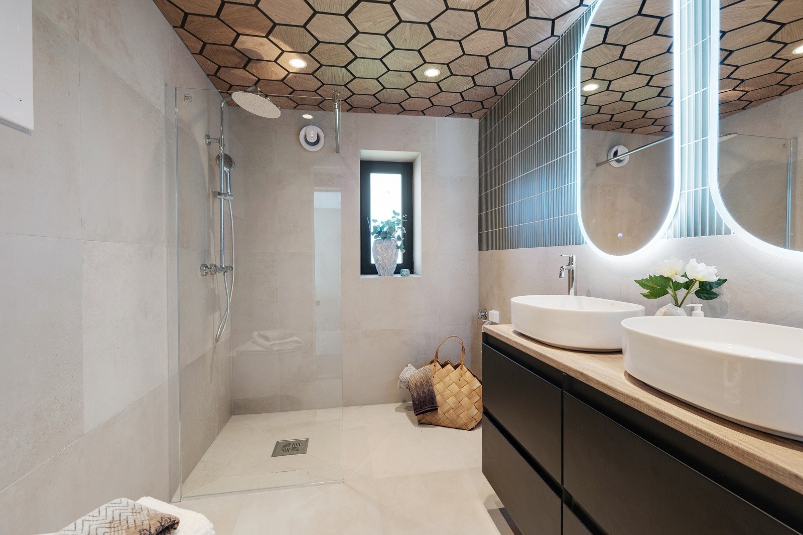 Boligen har et moderne og stilfullt baderom som ble oppgradert i 2025. Baderommet har et elegant og tidløst design med fokus på funksjonalitet og estetikk. Galleribilde