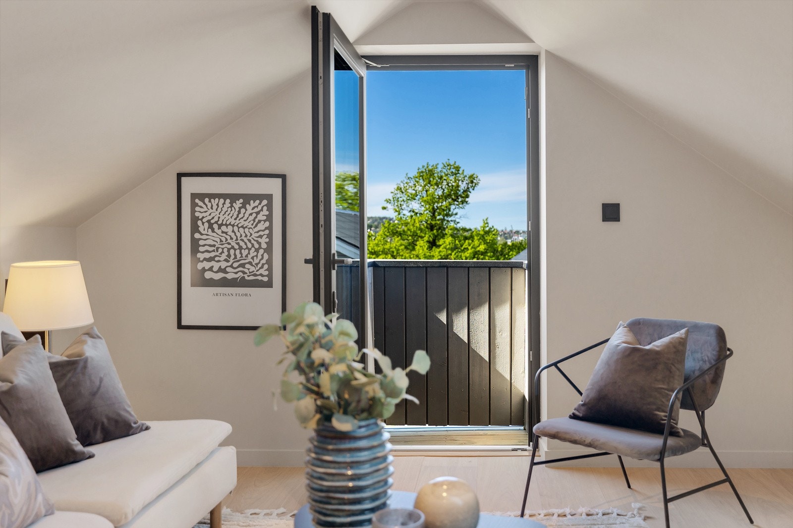 Rommet har en utgang til en brannbalkong på ca. 1 m², som både fungerer som rømningsvei og gir mulighet til å lufte og nyte utsikten. Galleribilde