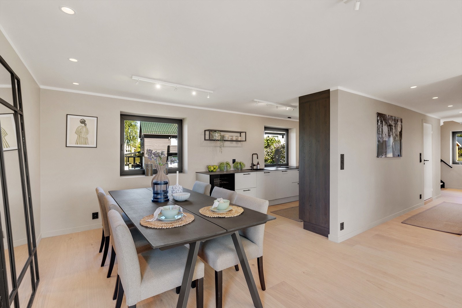 Den åpne planløsningen mot kjøkkenet gir en naturlig flyt mellom sonene Galleribilde