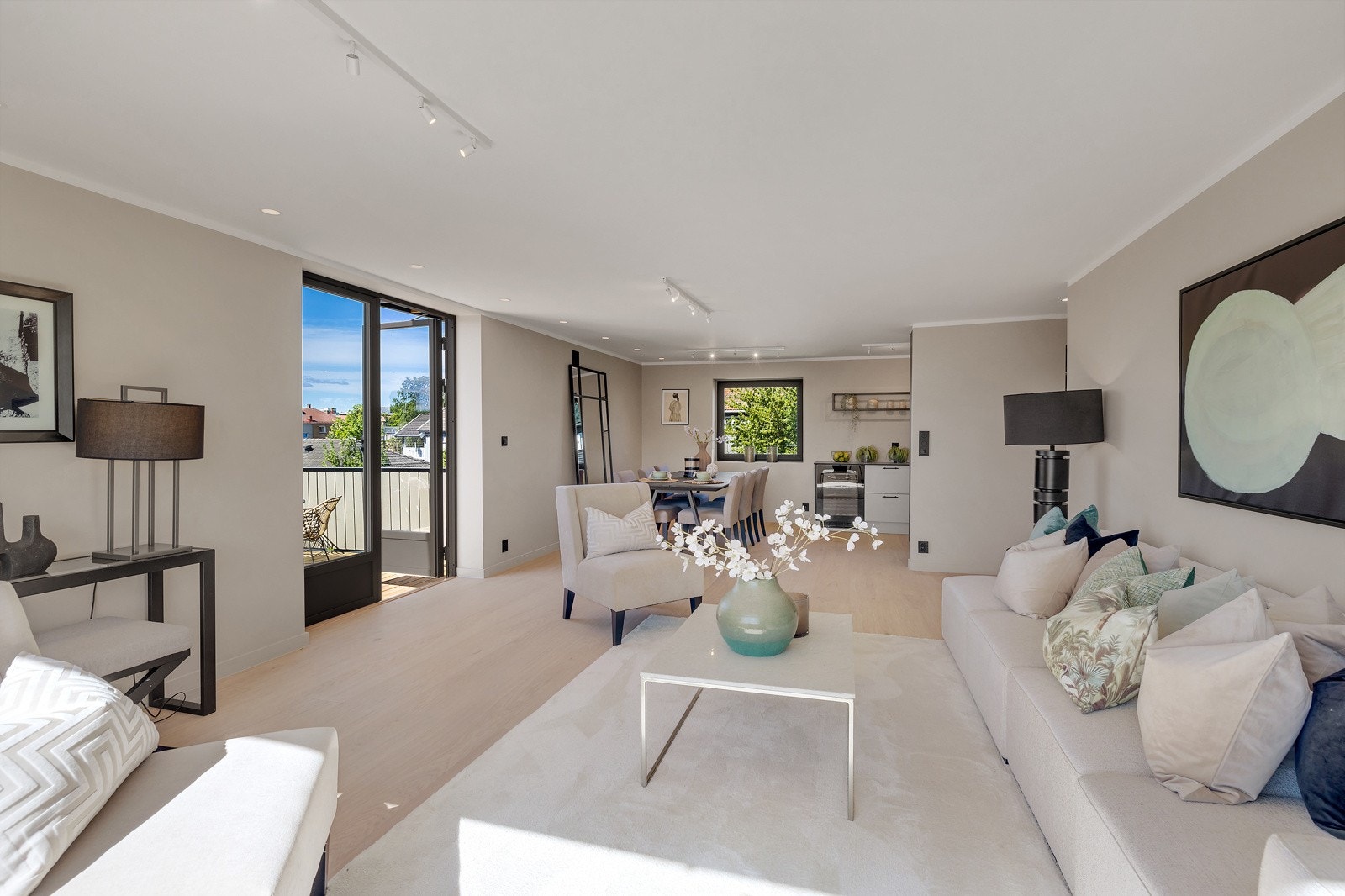 Med lyse, luftige oppholdsrom, smakfullt design og store vindusflater som gir rikelig med naturlig lys, fremstår boligen som et innbydende og komfortabelt hjem. Galleribilde