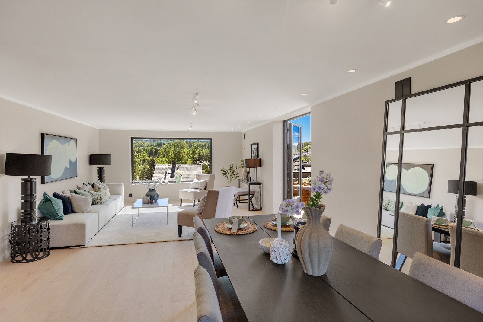 Stuen er godt utnyttet med innredningsmuligheter for både sofagruppe og spiseplass, noe som gjør rommet ideelt for både avslapning og sosiale sammenkomster. Galleribilde