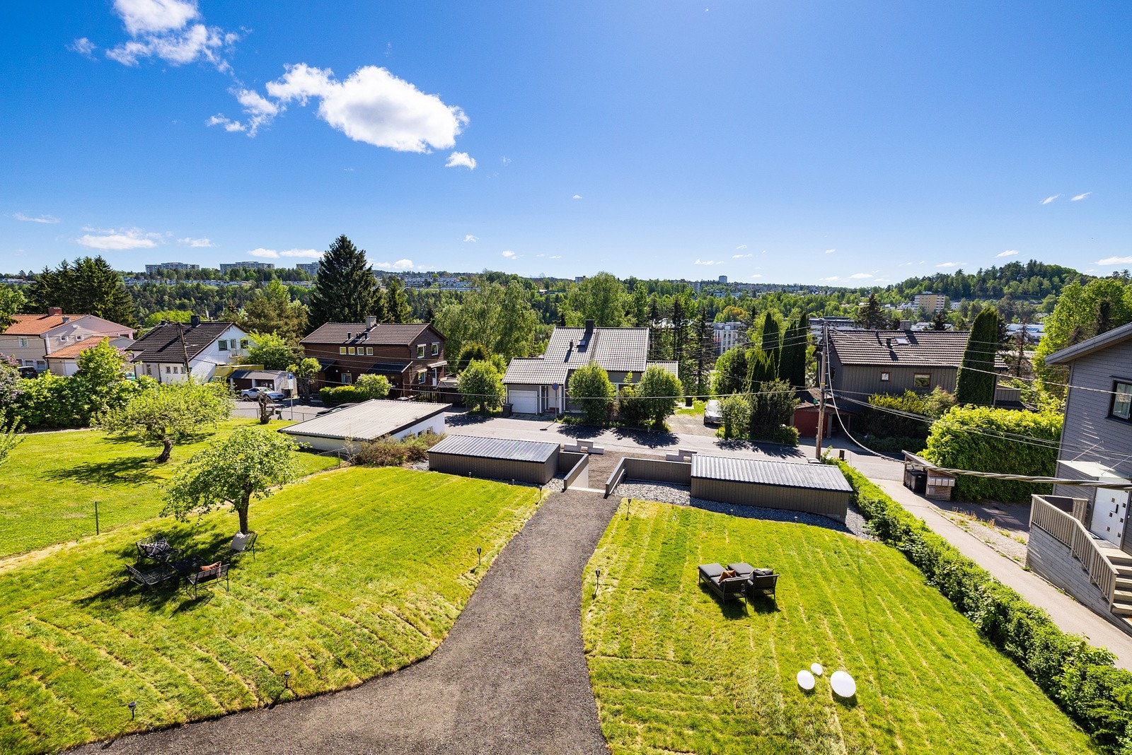 Tomten er pent opparbeidet med gruslagt oppkjørsel, biloppstillingsplasser, interne gangveier, gressplen, støttemurer og beplantning. Galleribilde