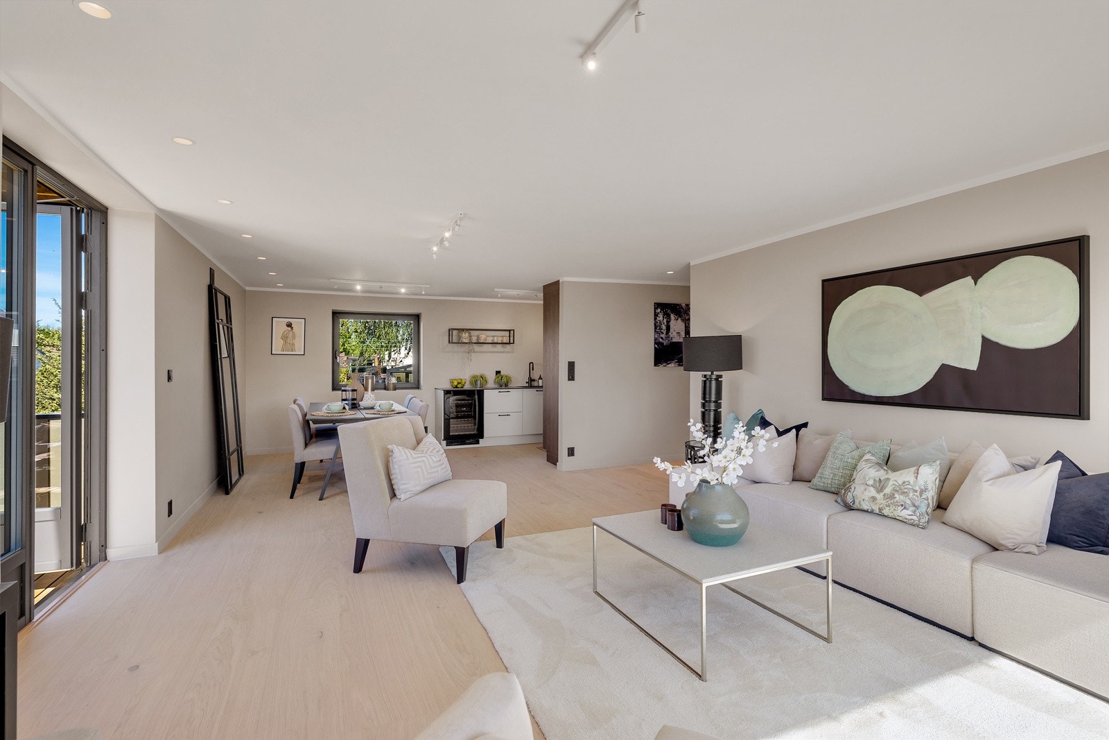 Gulvet er belagt med eksklusiv 1-stavs parkett som gir en helhetlig og harmonisk atmosfære. Galleribilde