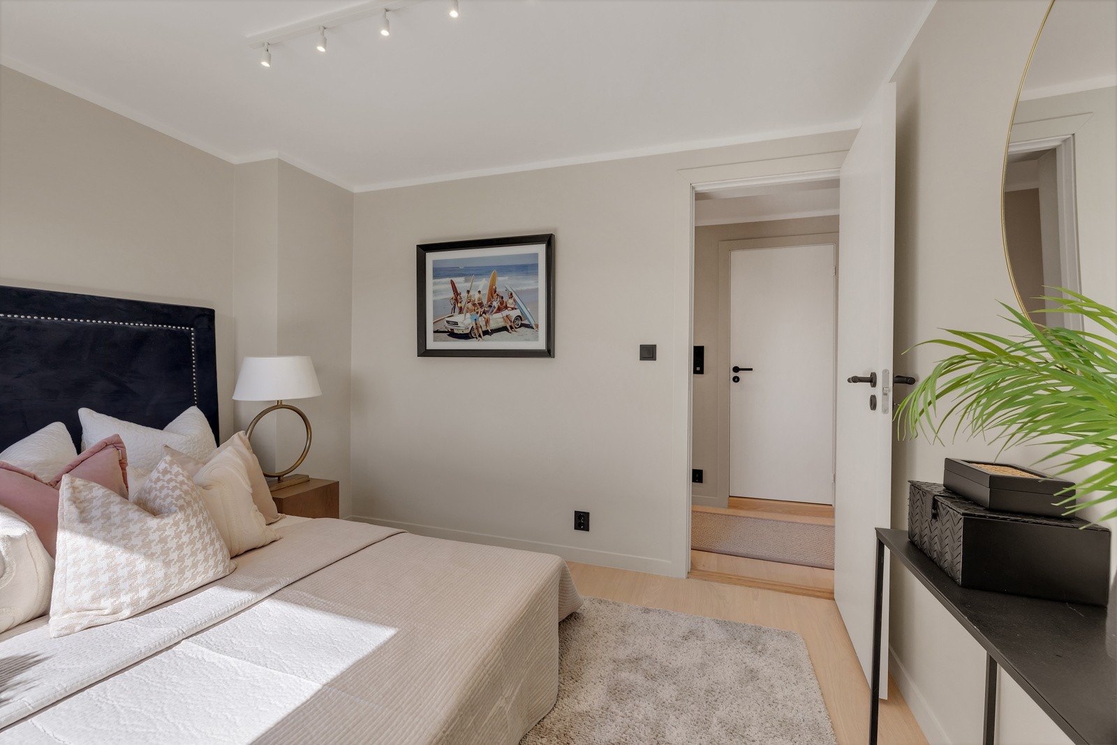 Soverommene har glatte, malte veggflater i en lys og moderne fargepalett som gir et rent og tidløst uttrykk. Galleribilde