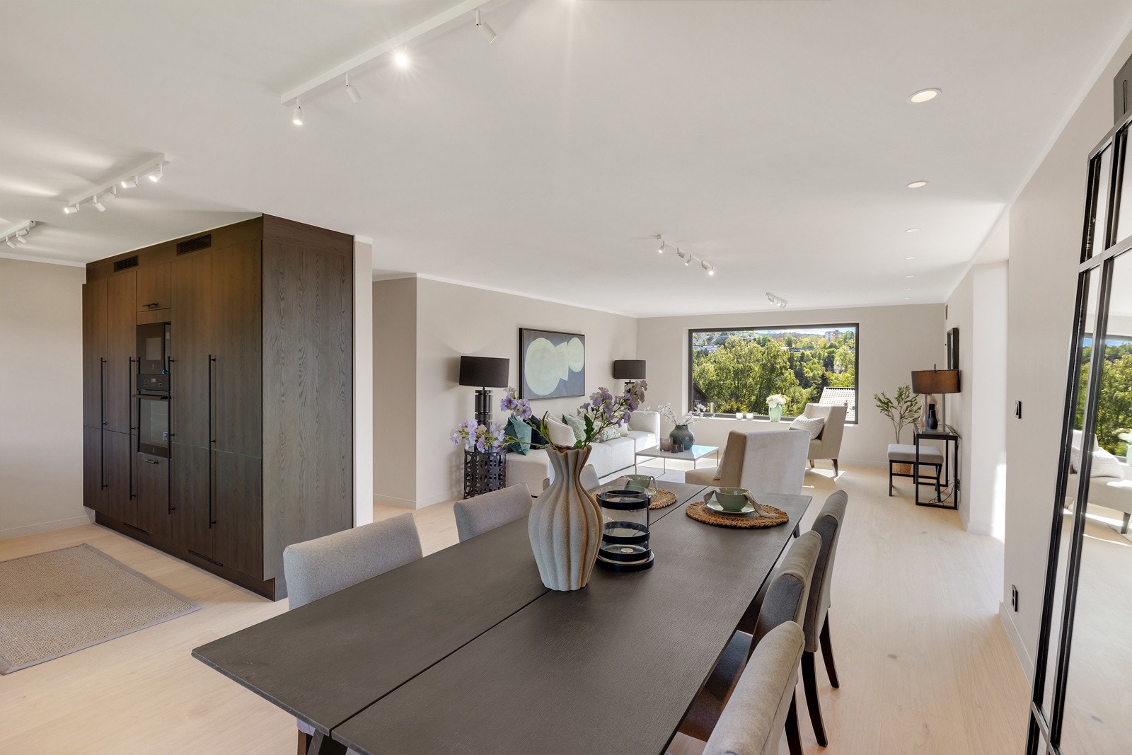 Det er rikelig med plass til et spisebord som rommer familie og gjester. Galleribilde