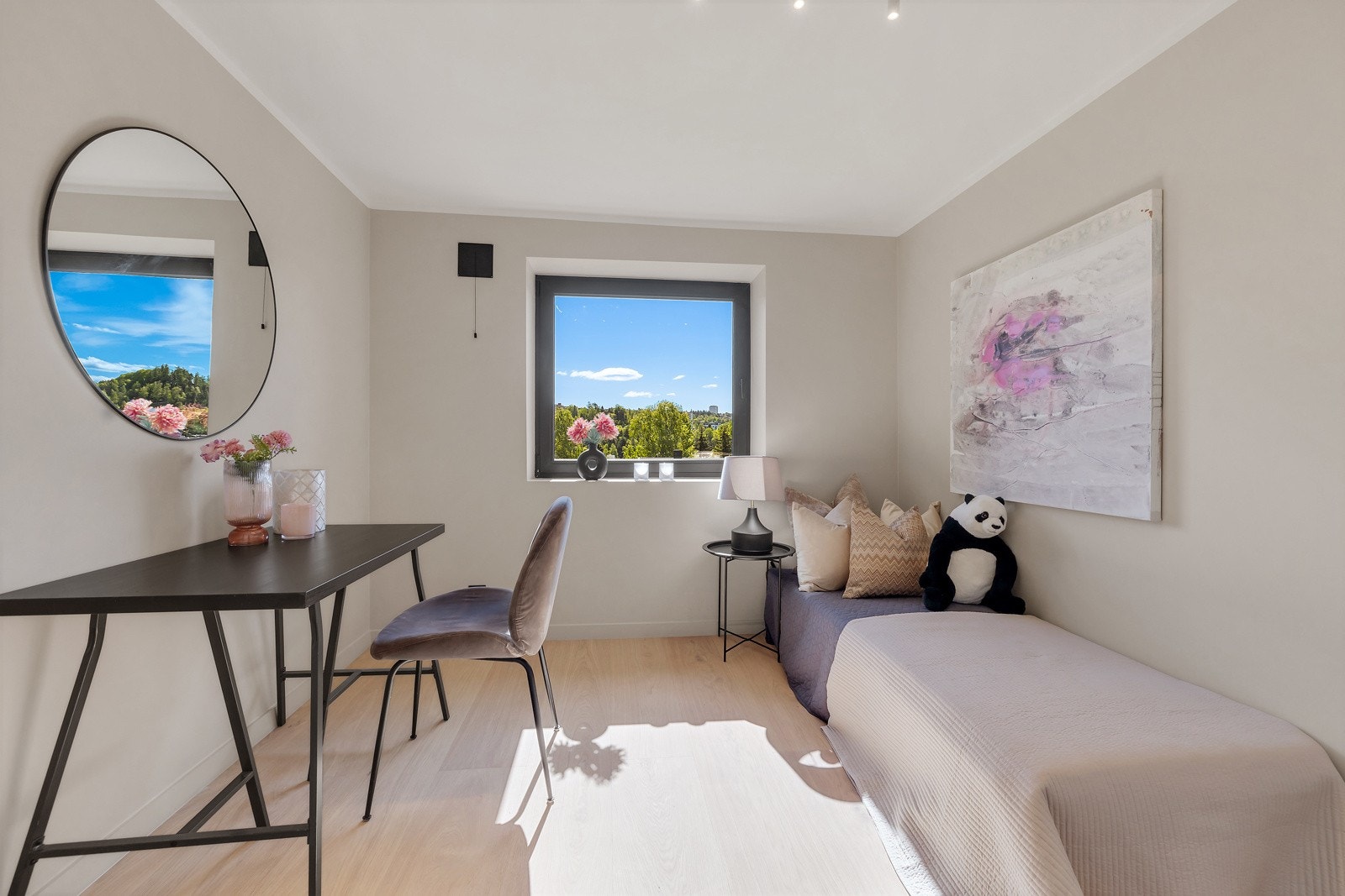 Vindusflatene gir gode lysforhold og utsikt mot nærområdet, noe som gir en luftig og behagelig romfølelse. Galleribilde