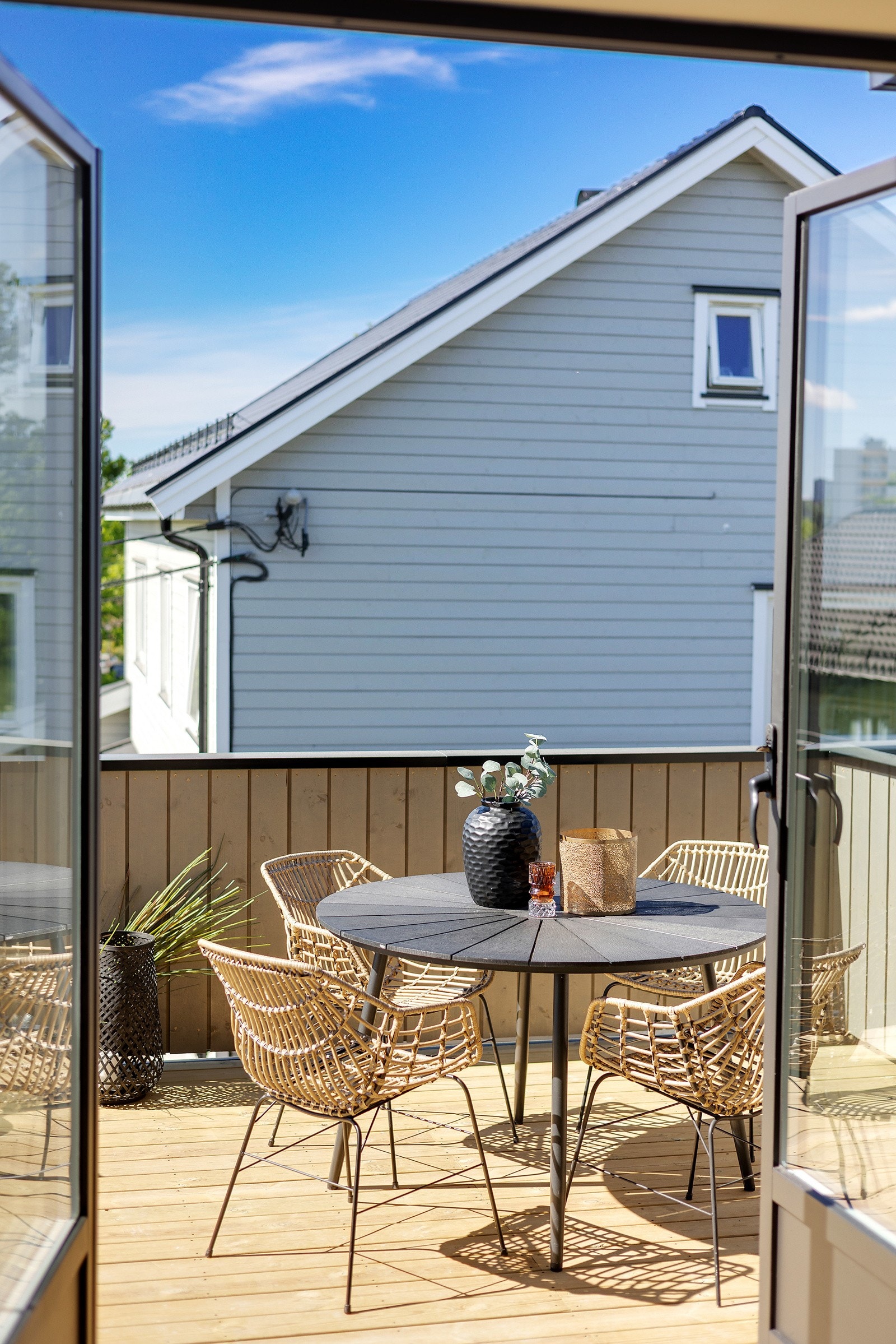 Fra stuen er det direkte utgang til en romslig, vestvendt balkong på ca. 22 m². Galleribilde