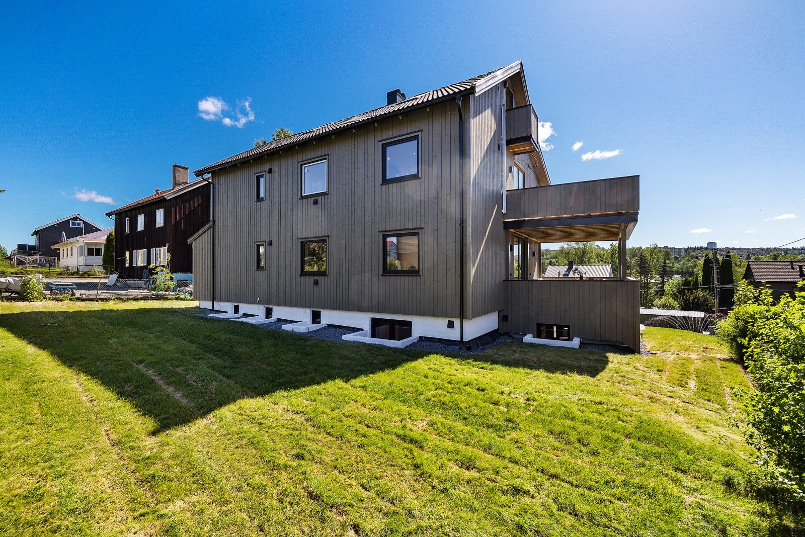 Boligen har i 2025 fått ny kledning, nye lysgraver, taket er vasket og taksteiner malt Galleribilde