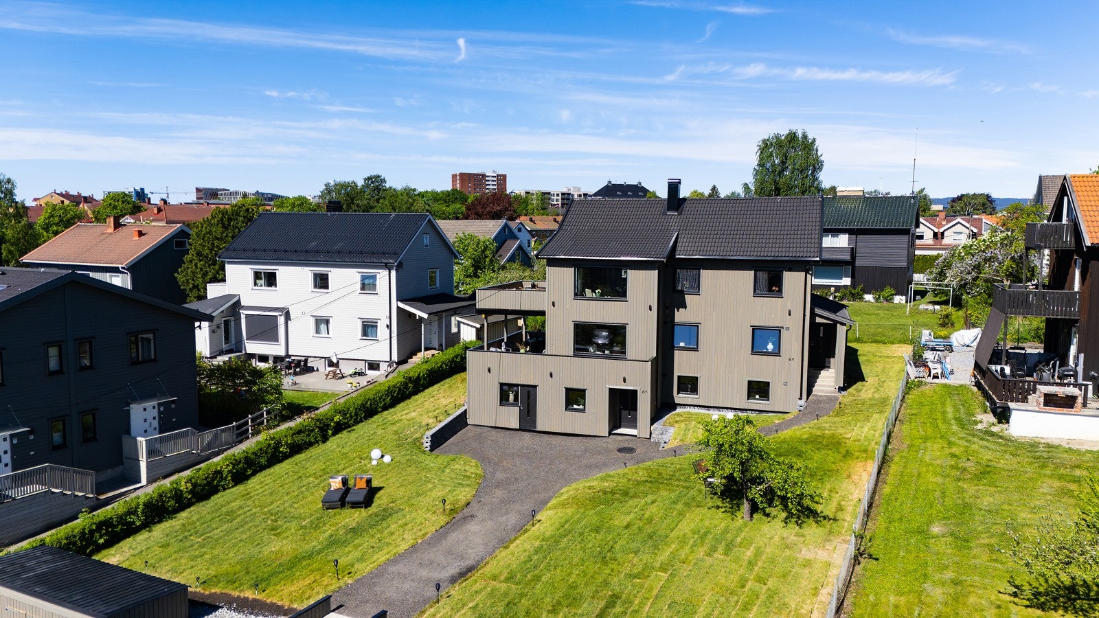 Velholdt hage med gode solforhold og privat uteplass - ideell for hyggelige sammenkomster og avslapning. Galleribilde